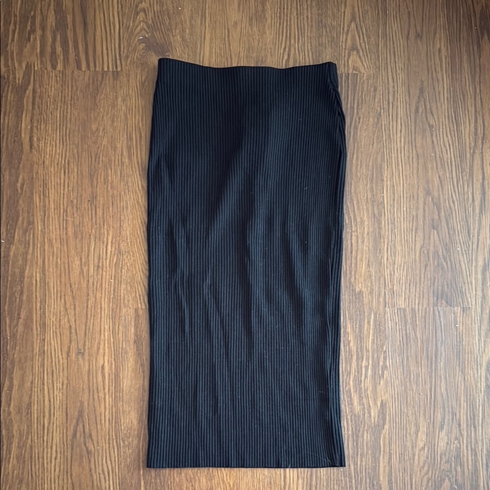 Elegant Black Ribbed Skirt